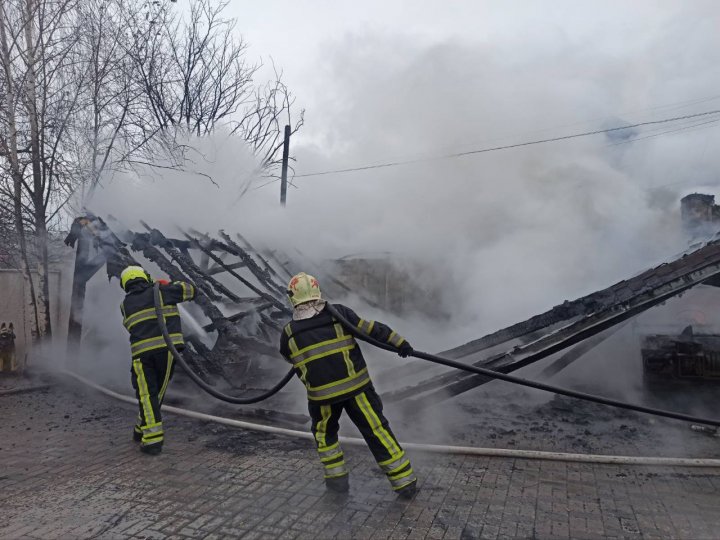 Un garaj în care se aflau două autovehicule, mistuit de FLĂCĂRI. Au intervenit două echipaje de pompieri (FOTO)