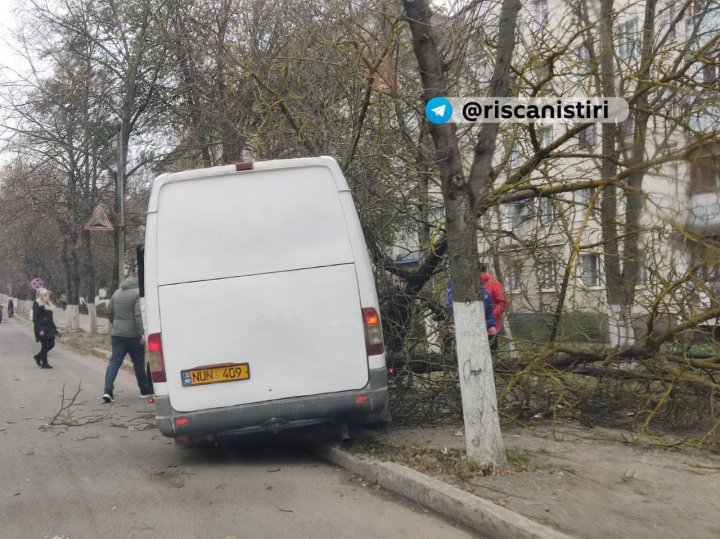 Un microbuz plin de pasageri, implicat într-un ACCIDENT rutier (FOTO/ VIDEO)