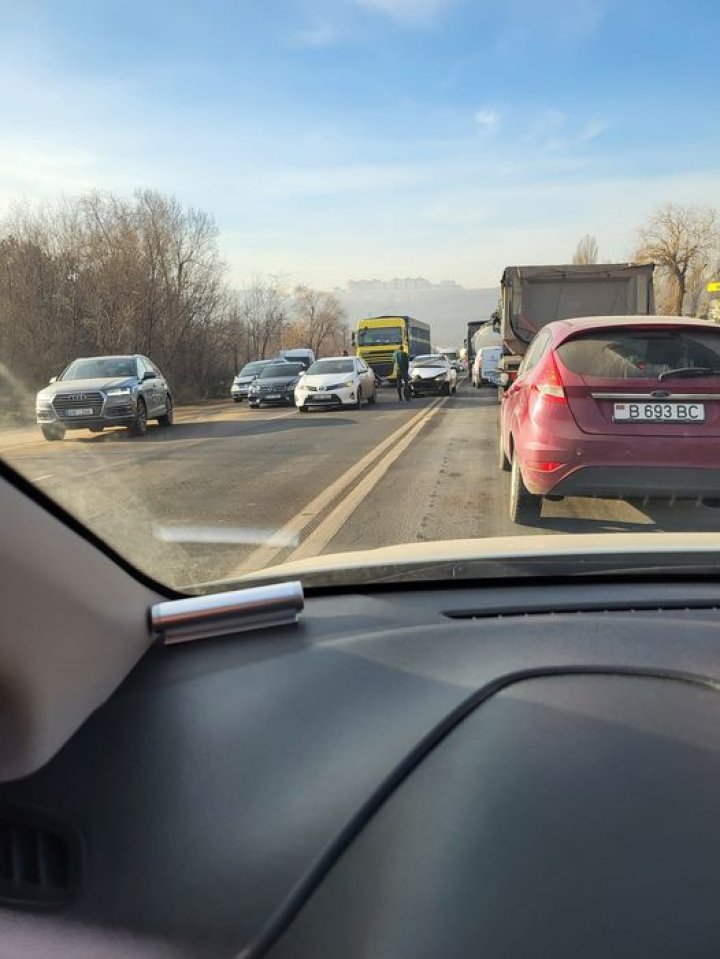 ACCIDENT pe şoseaua Balcani. Două mașini s-au lovit violent (FOTO)