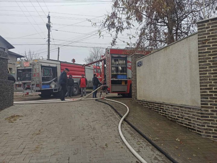 Un garaj în care se aflau două autovehicule, mistuit de FLĂCĂRI. Au intervenit două echipaje de pompieri (FOTO)