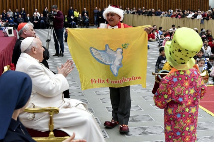 Papa Francisc a împlinit 87 de ani. La Vatican a fost organizată o petrecere cu spectacole și tort (FOTO/VIDEO)