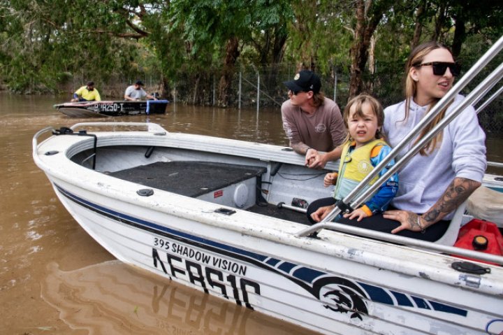 Inundaţii puternice în Australia. Puhoaiele au adus crocodili în orașe, au inundat aeroporturi și drumuri. Peste 200 de oameni, evacuaţi (FOTO)