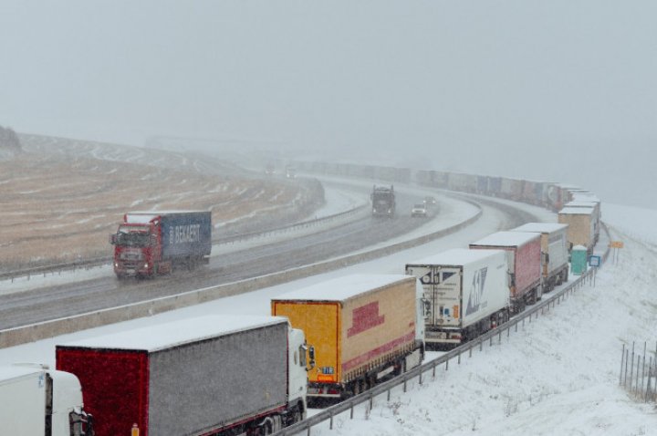 FOTO. Camionagiii ucraineni nu mai pot trece în Slovacia. PROTESTE și la granița Ucrainei cu Ungaria  