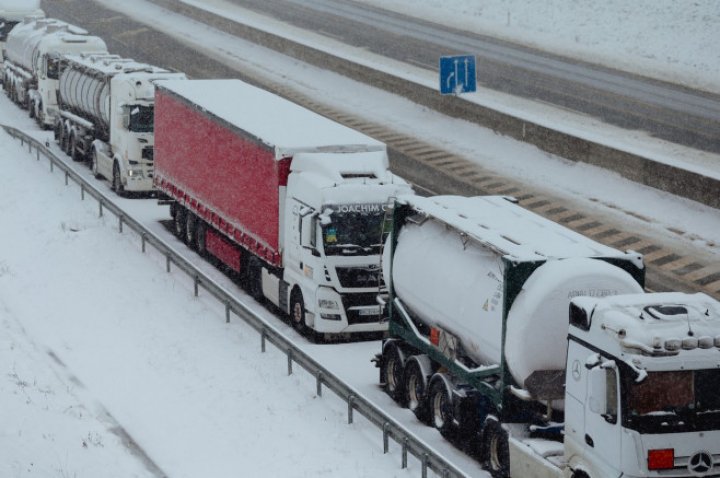 FOTO. Camionagiii ucraineni nu mai pot trece în Slovacia. PROTESTE și la granița Ucrainei cu Ungaria  