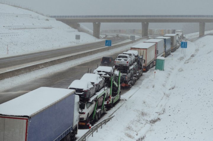 FOTO. Camionagiii ucraineni nu mai pot trece în Slovacia. PROTESTE și la granița Ucrainei cu Ungaria  