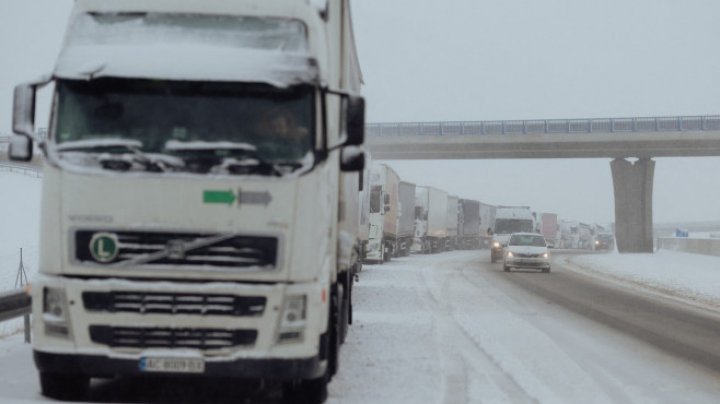 FOTO. Camionagiii ucraineni nu mai pot trece în Slovacia. PROTESTE și la granița Ucrainei cu Ungaria  