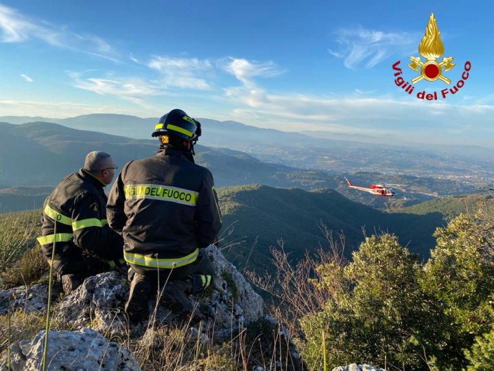 Momentul în care un câine este salvat cu elicopterul, după ce a căzut 100 de metri în gol de pe o stâncă, în Italia (VIDEO)