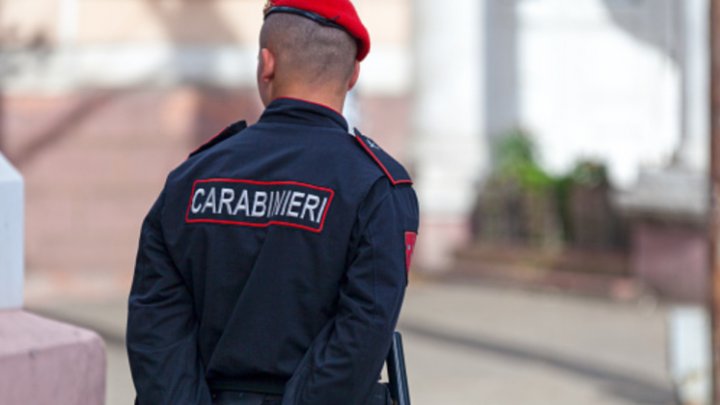 Avea un comportament suspect. Ce au găsit carabinierii când s-au apropiat de un tânăr (FOTO)