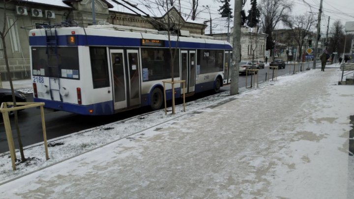 Accident în Capitală! Este afectată circulația troleibuzelor din zonă