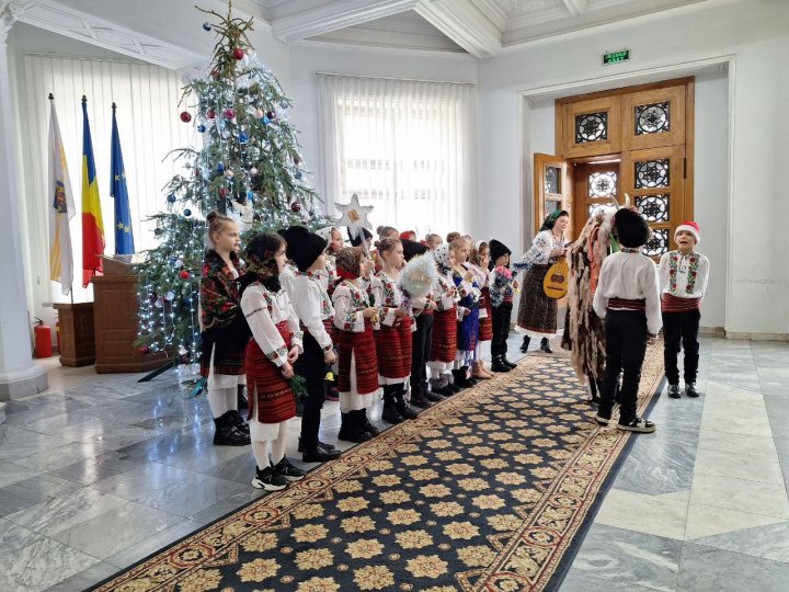 Angajaţii Primăriei municipiului Chişinău, colindaţi şi semănaţi de cete de colindători. Ce au primit în dar colindătorii (FOTO)