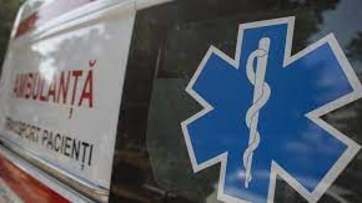 ( VIDEO) O ambulanţă a fost implicată într-un accident, la Bălţi. Imagini de la faţa locului