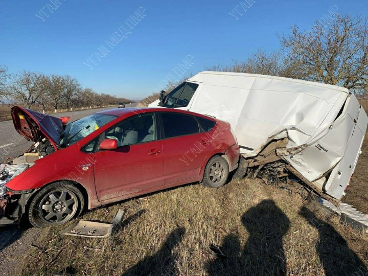 ACCIDENT PUTERNIC. A fost distrasă de telefon și s-a lovit cu mașina într-un microbuz (FOTO)