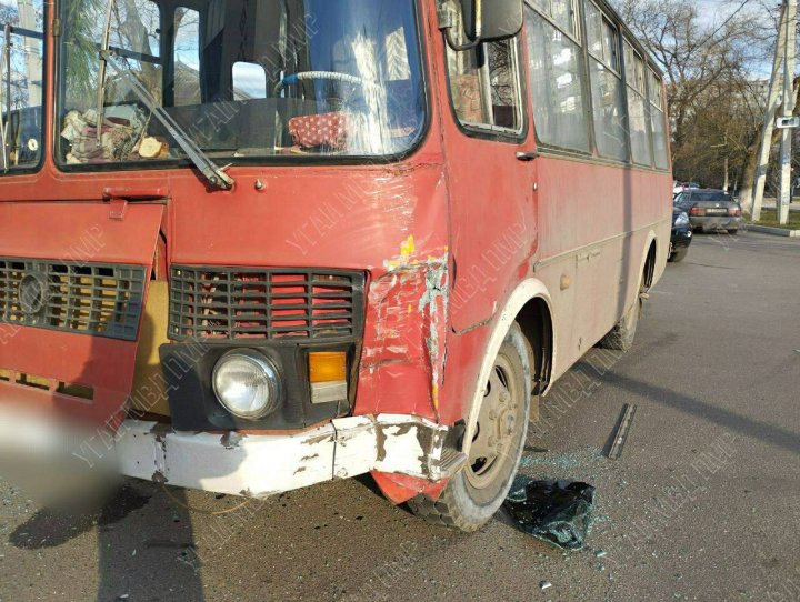 ACCIDENT GRAV. Un autobuz cu pasageri s-a lovit de un automobil. Sunt răniţi. Momentul surprins de camerele de supraveghere (FOTO/VIDEO)