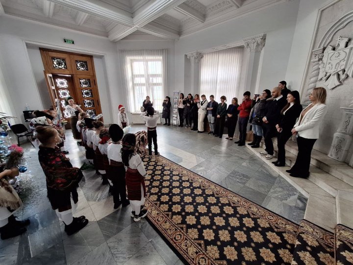 Angajaţii Primăriei municipiului Chişinău, colindaţi şi semănaţi de cete de colindători. Ce au primit în dar colindătorii (FOTO)