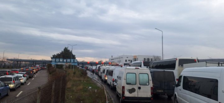 Atenție, călători! Trafic intens la punctul de trecere a frontierei Leușeni-Albița (FOTO)