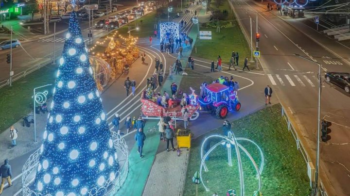 (FOTO) Chişinăul a îmbrăcat haine de sărbătoare. Cum arată locațiile din sectoarele Capitalei, decorate pentru festivităţile de iarnă