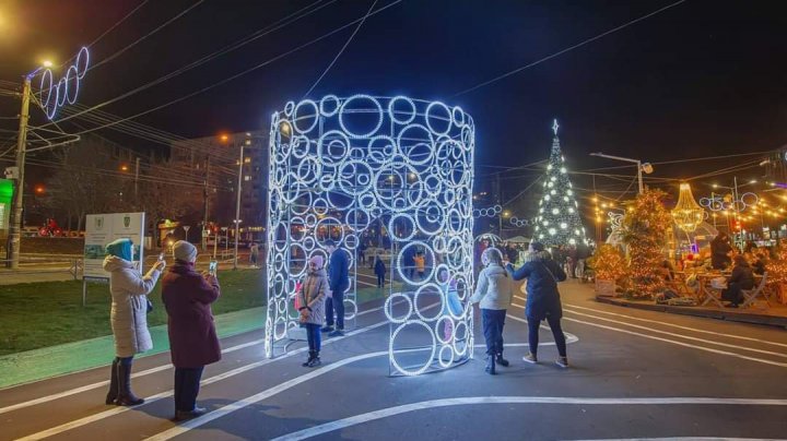 (FOTO) Chişinăul a îmbrăcat haine de sărbătoare. Cum arată locațiile din sectoarele Capitalei, decorate pentru festivităţile de iarnă