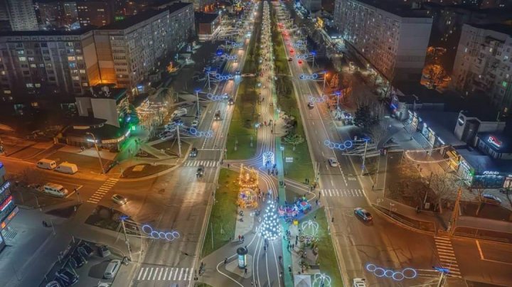 (FOTO) Chişinăul a îmbrăcat haine de sărbătoare. Cum arată locațiile din sectoarele Capitalei, decorate pentru festivităţile de iarnă