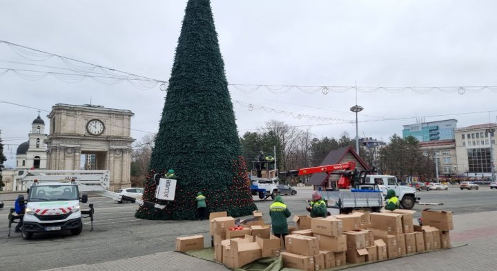 Centrul Capitalei îmbracă straie de SĂRBĂTOARE. Ce surprize îi aşteaptă pe chișinăuieni (FOTO)