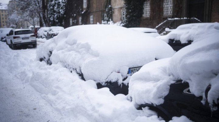 IARNĂ GREA în Europa. Zboruri suspendate, trafic paralizat, oamenii, sfătuiți să evite călătoriile (IMAGINI cu NINSORI ca pe VREMURI)