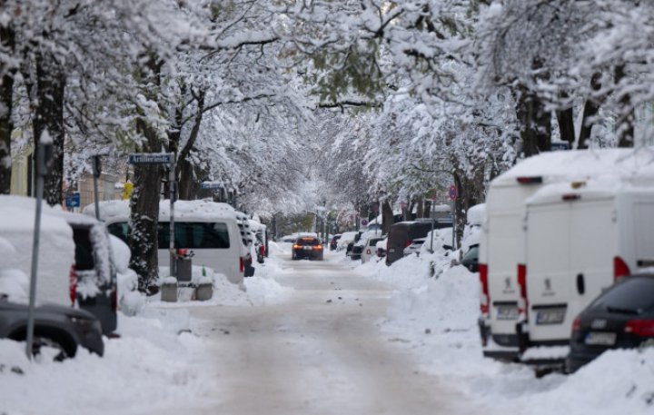 IARNĂ GREA în Europa. Zboruri suspendate, trafic paralizat, oamenii, sfătuiți să evite călătoriile (IMAGINI cu NINSORI ca pe VREMURI)