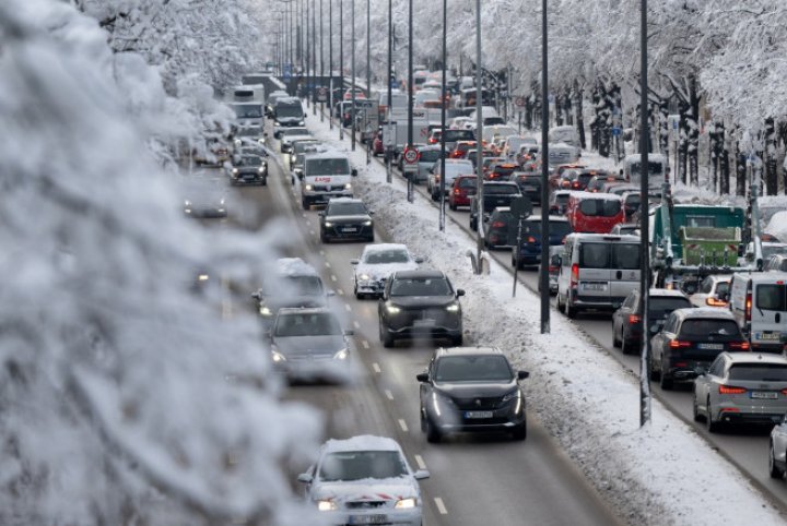 IARNĂ GREA în Europa. Zboruri suspendate, trafic paralizat, oamenii, sfătuiți să evite călătoriile (IMAGINI cu NINSORI ca pe VREMURI)