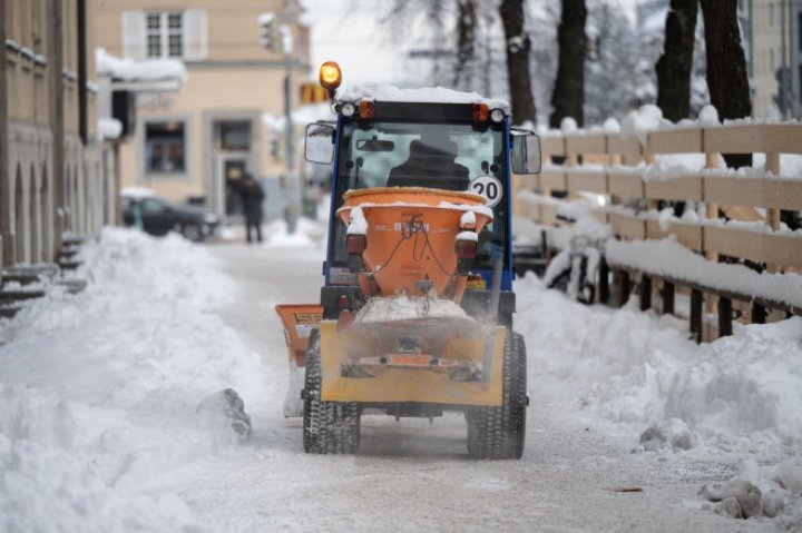 IARNĂ GREA în Europa. Zboruri suspendate, trafic paralizat, oamenii, sfătuiți să evite călătoriile (IMAGINI cu NINSORI ca pe VREMURI)