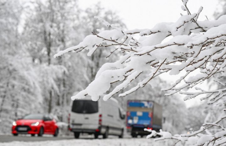 IARNĂ GREA în Europa. Zboruri suspendate, trafic paralizat, oamenii, sfătuiți să evite călătoriile (IMAGINI cu NINSORI ca pe VREMURI)