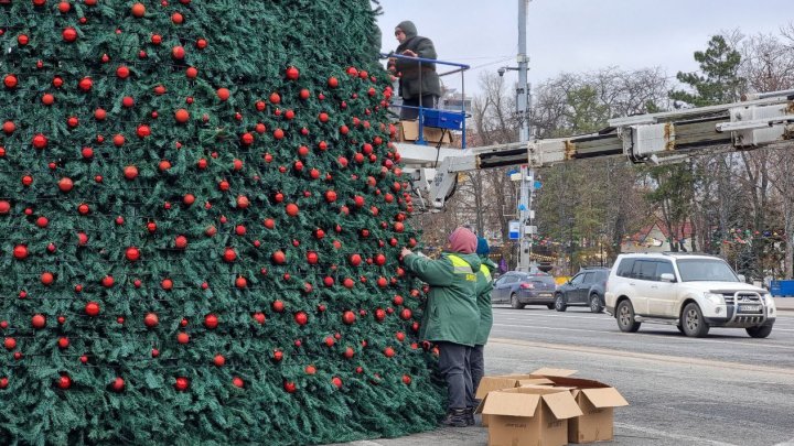 Centrul Capitalei îmbracă straie de SĂRBĂTOARE. Ce surprize îi aşteaptă pe chișinăuieni (FOTO)