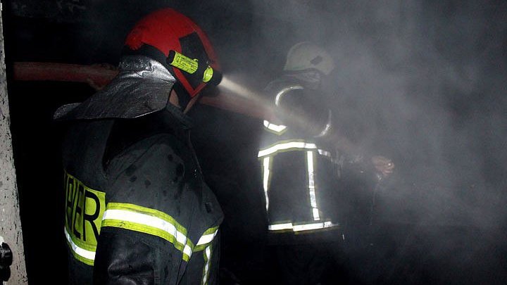 Incendiu puternic în centrul Capitalei. Un pompier, transportat la spital