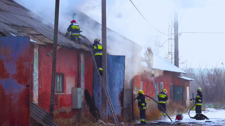 INCENDIU în oraşul Bălţi. Mai mulţi pompieri au intervenit (VIDEO)