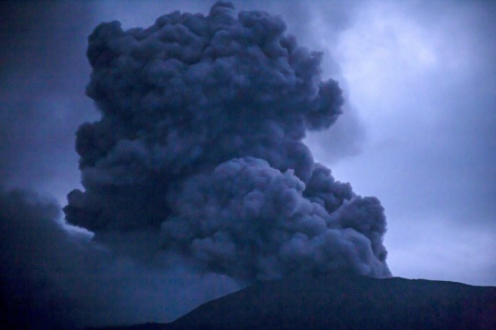 „Locuitorii au fost şocaţi”. Cel puțin 22 de oameni au murit în urma erupţiei vulcanului Marapi din Indonezia (FOTO)