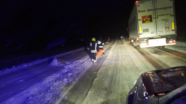 Automobile blocate în zăpadă, unele au derapat sau chiar sau răsturnat. Salvatorii au intervenit în mai multe localităţi pentru a ajuta şoferii (FOTO)