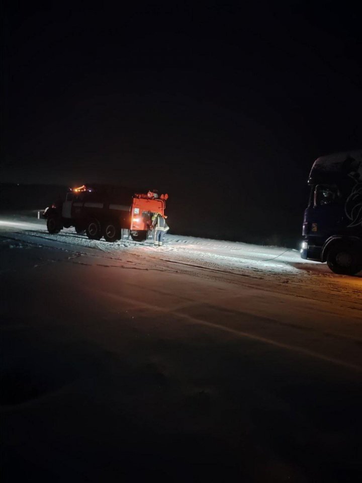 Automobile blocate în zăpadă, unele au derapat sau chiar sau răsturnat. Salvatorii au intervenit în mai multe localităţi pentru a ajuta şoferii (FOTO)