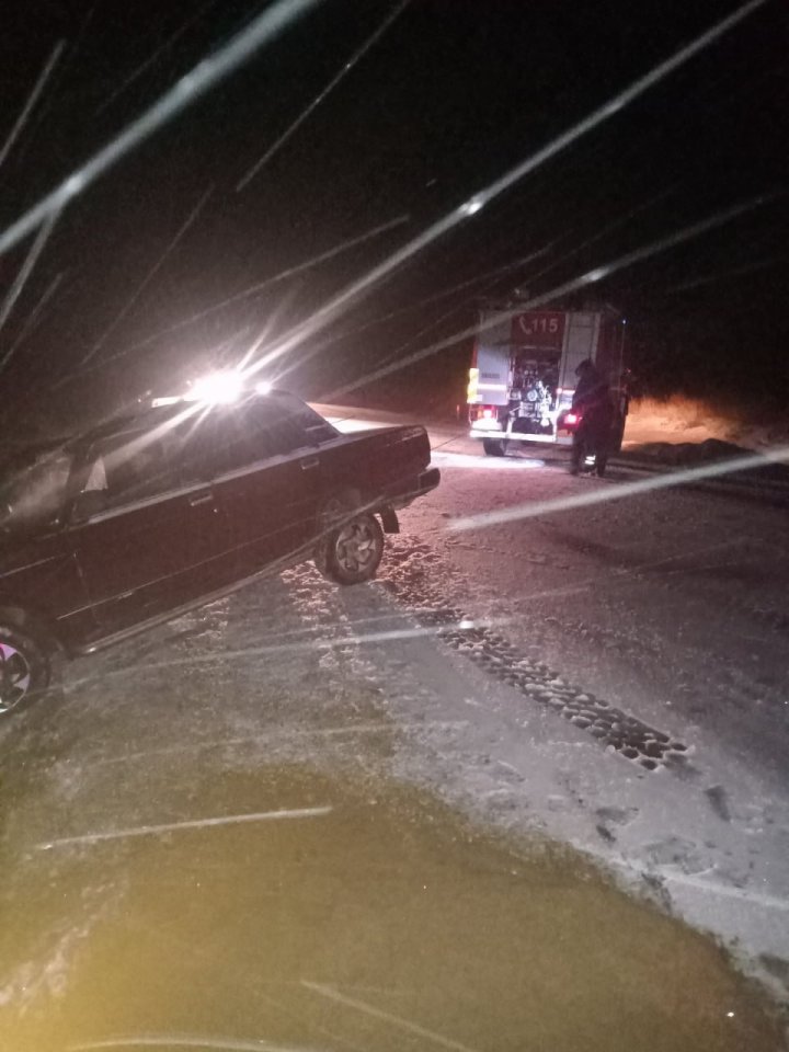 Automobile blocate în zăpadă, unele au derapat sau chiar sau răsturnat. Salvatorii au intervenit în mai multe localităţi pentru a ajuta şoferii (FOTO)