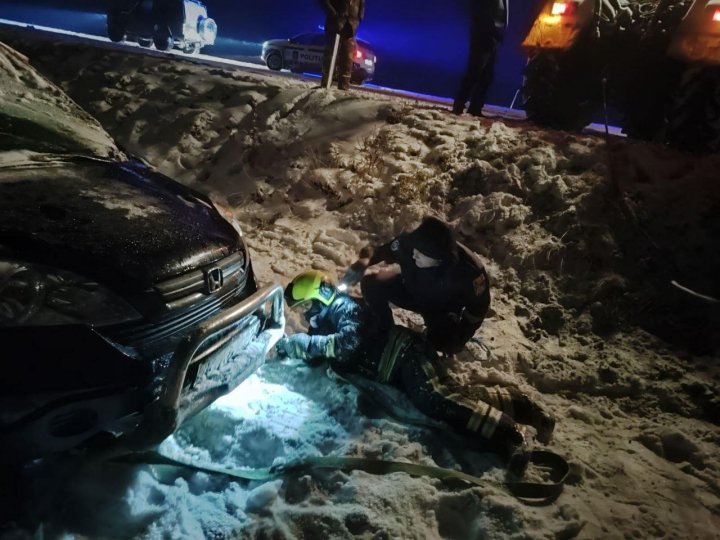 Automobile blocate în zăpadă, unele au derapat sau chiar sau răsturnat. Salvatorii au intervenit în mai multe localităţi pentru a ajuta şoferii (FOTO)