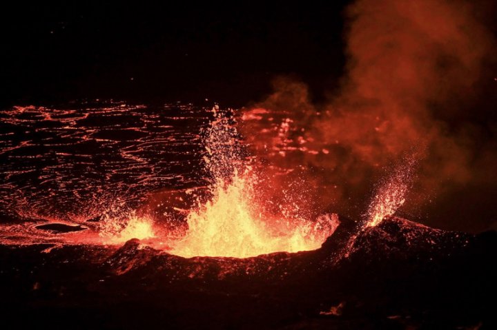 (FOTO) Imagini spectaculoase cu erupția vulcanului din Islanda. Experți: Fenomenul ar putea dura luni întregi 