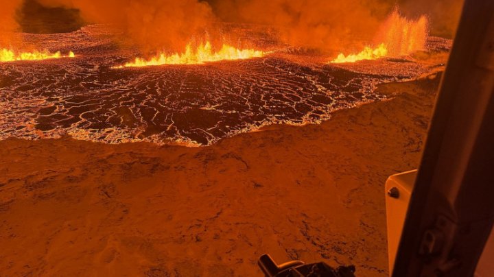 (FOTO) Imagini spectaculoase cu erupția vulcanului din Islanda. Experți: Fenomenul ar putea dura luni întregi 