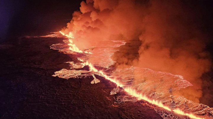 (FOTO) Imagini spectaculoase cu erupția vulcanului din Islanda. Experți: Fenomenul ar putea dura luni întregi 