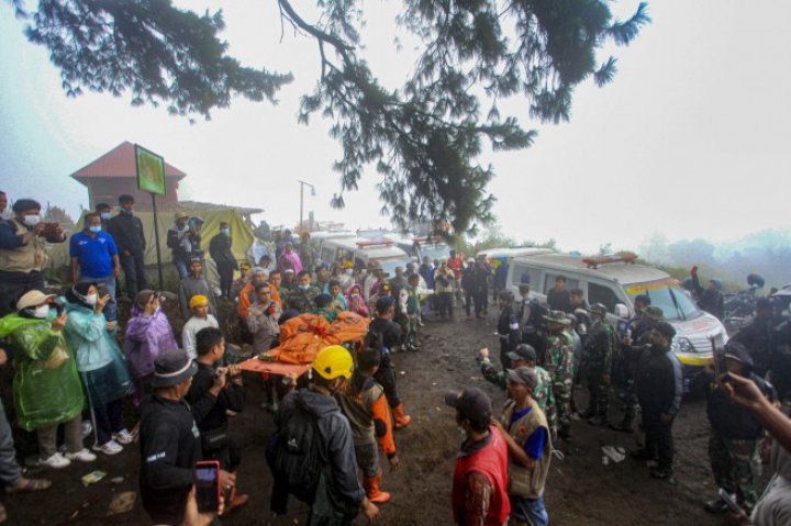 „Locuitorii au fost şocaţi”. Cel puțin 22 de oameni au murit în urma erupţiei vulcanului Marapi din Indonezia (FOTO)