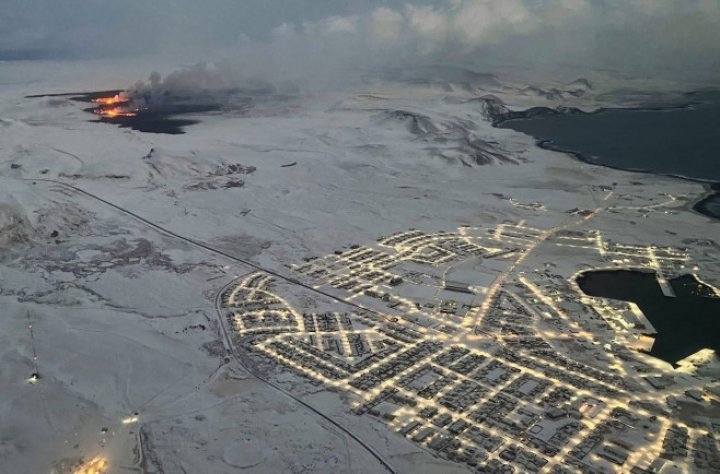 (FOTO) Imagini spectaculoase cu erupția vulcanului din Islanda. Experți: Fenomenul ar putea dura luni întregi 