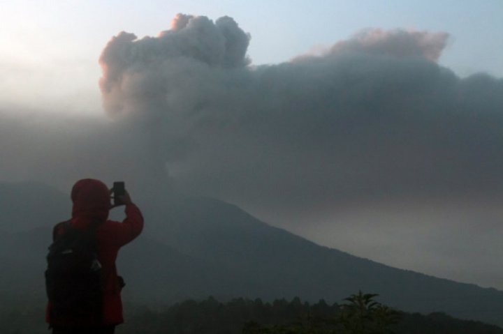 „Locuitorii au fost şocaţi”. Cel puțin 22 de oameni au murit în urma erupţiei vulcanului Marapi din Indonezia (FOTO)