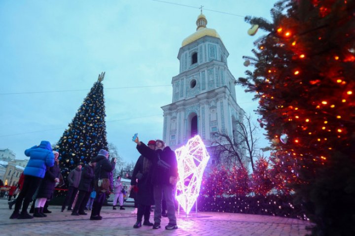 Imagini MAGICE la Kiev! S-au aprins luminițele în bradul de Crăciun din fața catedralei Sfânta Sofia. Vezi cum arată (FOTO)  