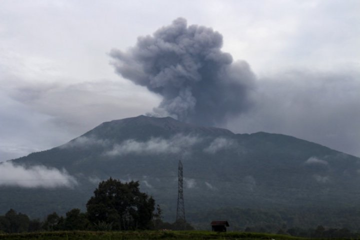 „Locuitorii au fost şocaţi”. Cel puțin 22 de oameni au murit în urma erupţiei vulcanului Marapi din Indonezia (FOTO)