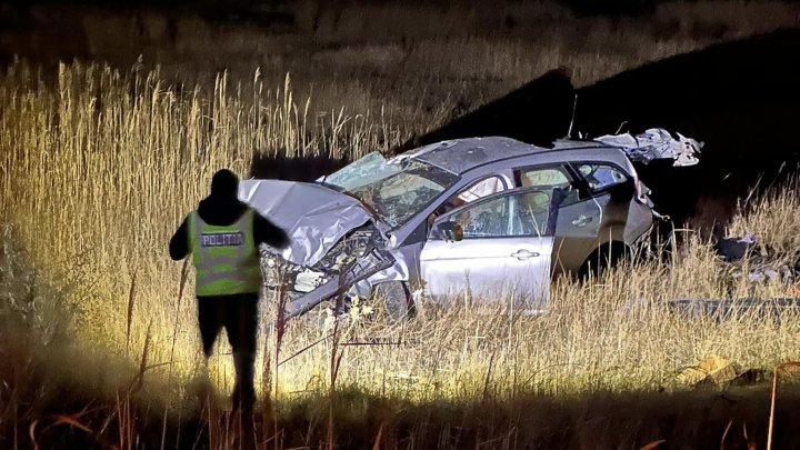 ACCIDENT GRAV pe şoseaua M14 Bălți-Chișinău. O femeie şi doi copii, pe patul de spital. Un automobil, făcut ZOB (FOTO)