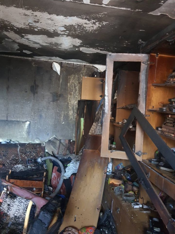 Incendiu de proporţii într-un bloc de locuit din sectorul Botanica al Capitalei. O persoană a ars de vie (FOTO)