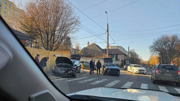 Accident GRAV pe o stradă din Capitală. Un automobil a ajuns pe bordură, după ce s-a lovit cu un Ford