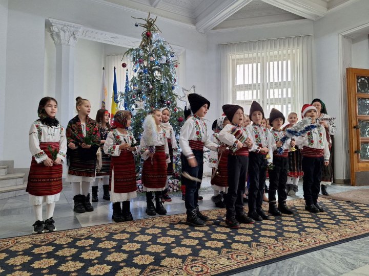 Angajaţii Primăriei municipiului Chişinău, colindaţi şi semănaţi de cete de colindători. Ce au primit în dar colindătorii (FOTO)