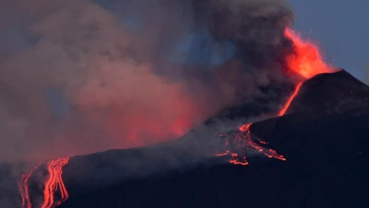 Vulcanul Merapi din Indonezia a erupt. Coloana de cenuşă a ajuns până la 3 km altitudine