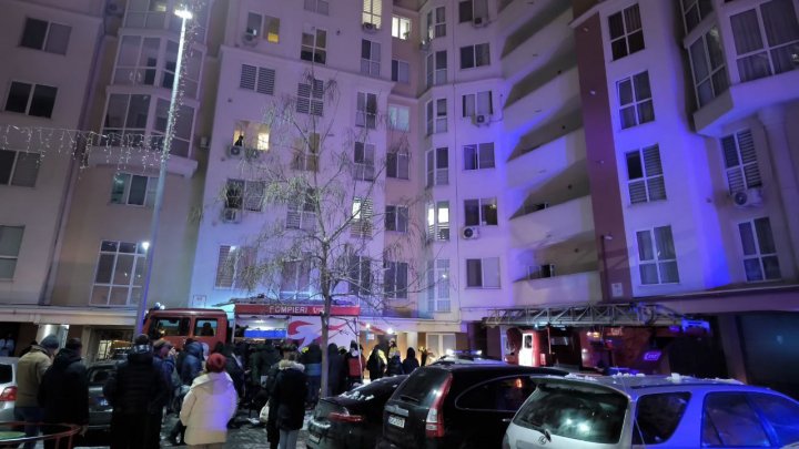 (FOTO/VIDEO) INCENDIU într-un bloc locativ de pe strada Vasile Lupu din Chișinău